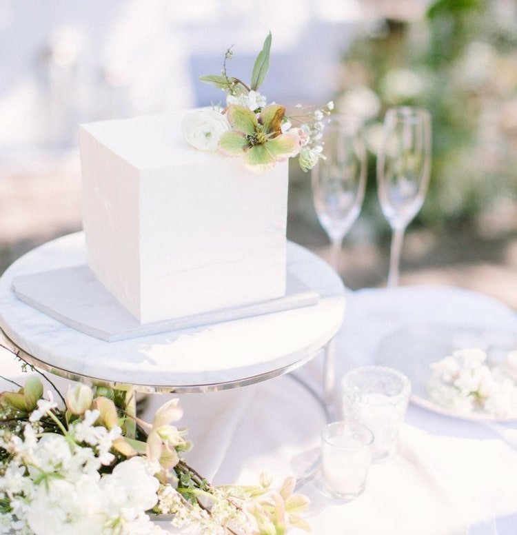 Designa enkla, enkla, små bröllopstårtor i kubform och vanligt vitt