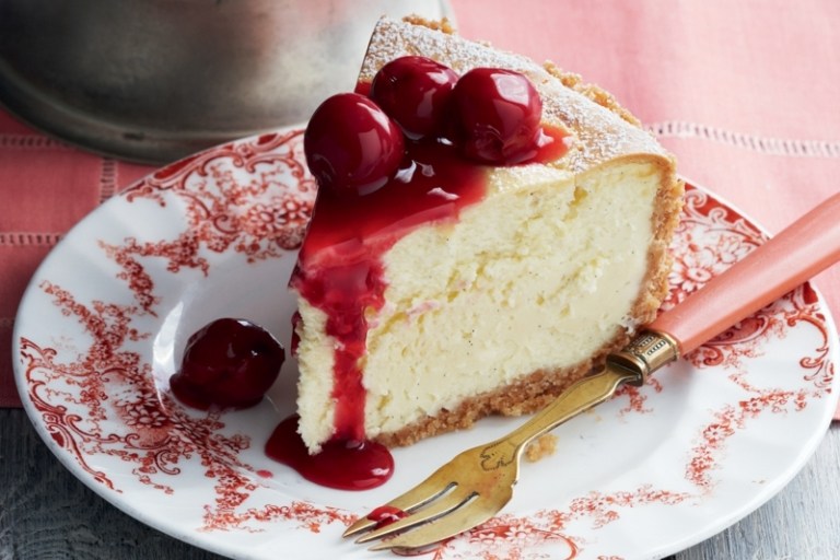 efterrätter enkla tårtkörsbär söt grädde gaffel vintage tallrik