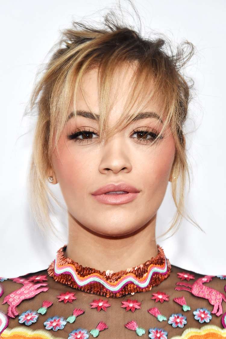 enkla festfrisyrer ponny nyårsafton kantade updo casual rita ora