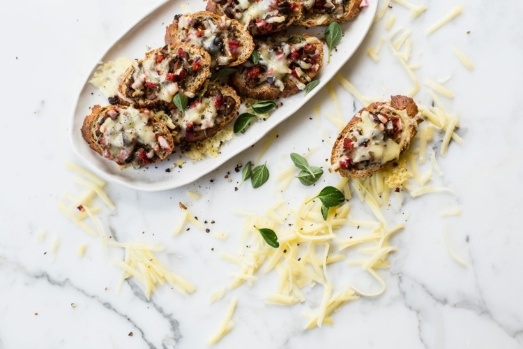 Raclette-recept-idéer-bruschetta-italiensk-idé-svamp-baguett-förrätt