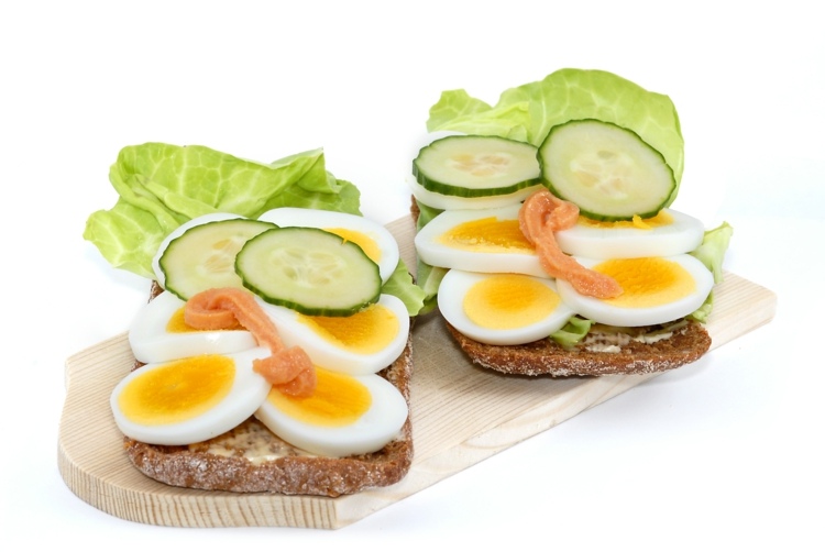 enkla-recept-för-ägg-mellanmål-idé-smörgås-sallad-fullkornsbröd