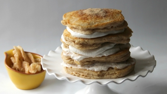 tårta gjord på pannkakor som lagar recept med påskägg