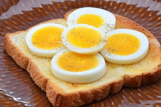 enkelt och hälsosamt frukostkokt ägg-med bröd