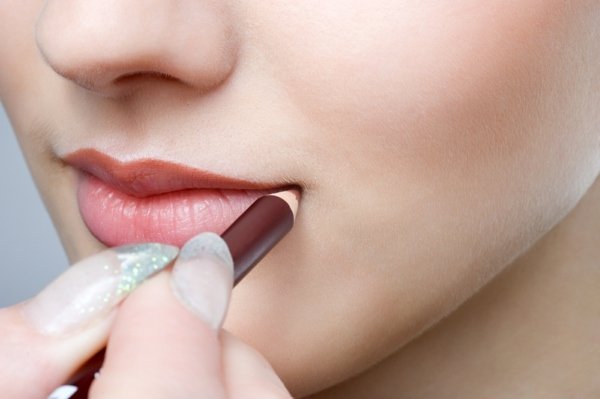 Läppar kontur applicera pulver naturlig make-up
