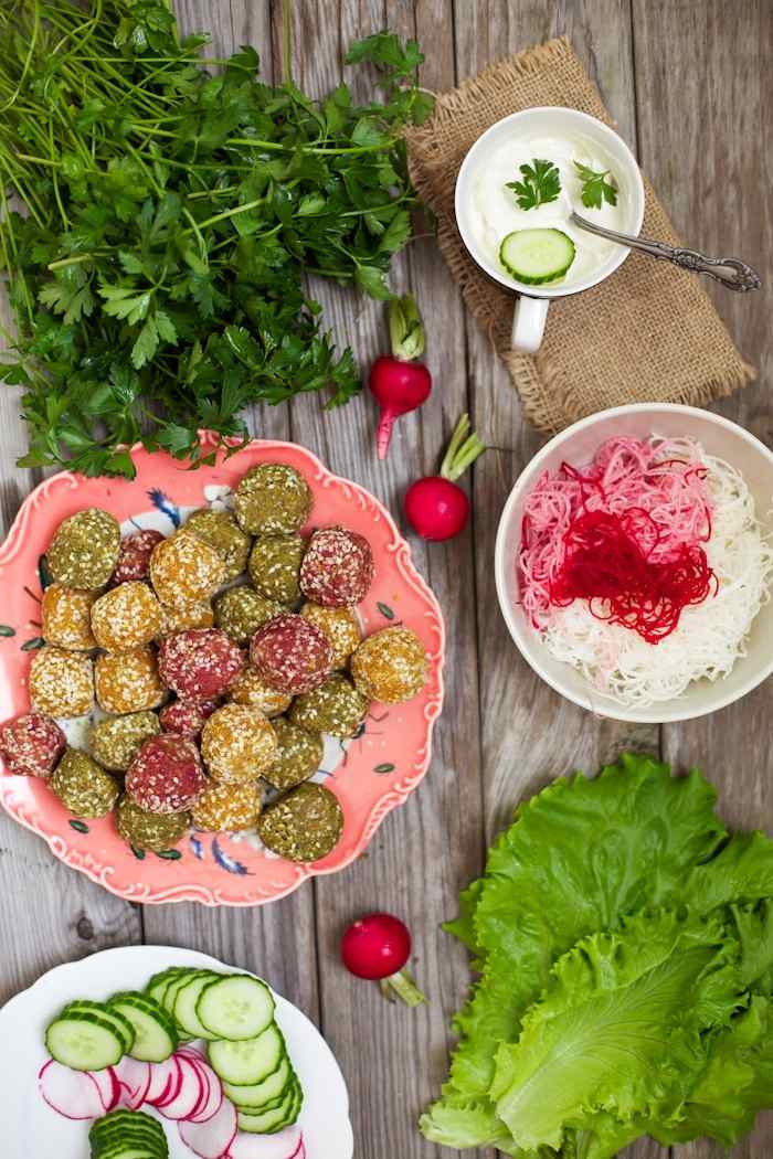 Färgglada-veggie-falafel-i-vinäger-inlagda-bet-persilja-färska-recept