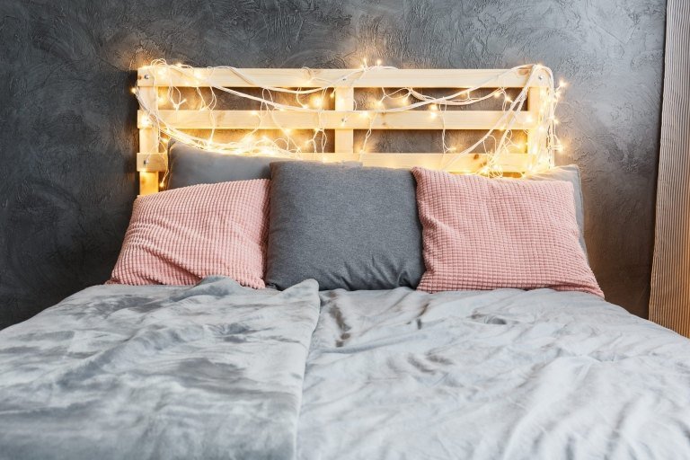 Upcycling idéer pallbädd DIY instruktioner lätt fairy lights sovrum dekoration