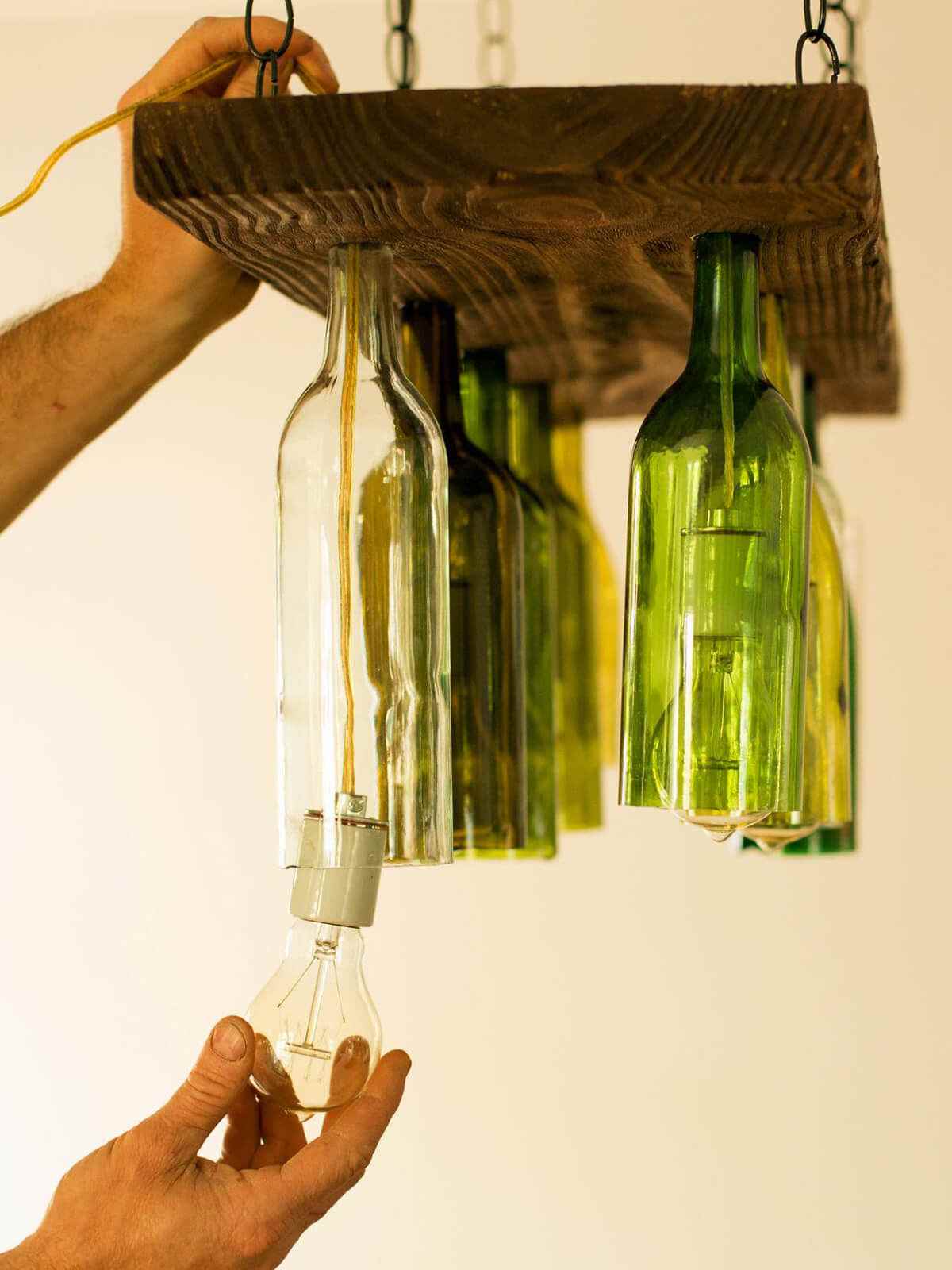Upcycling idéer enkla vinflaskor lampor träkrona lanthus levnadsstil