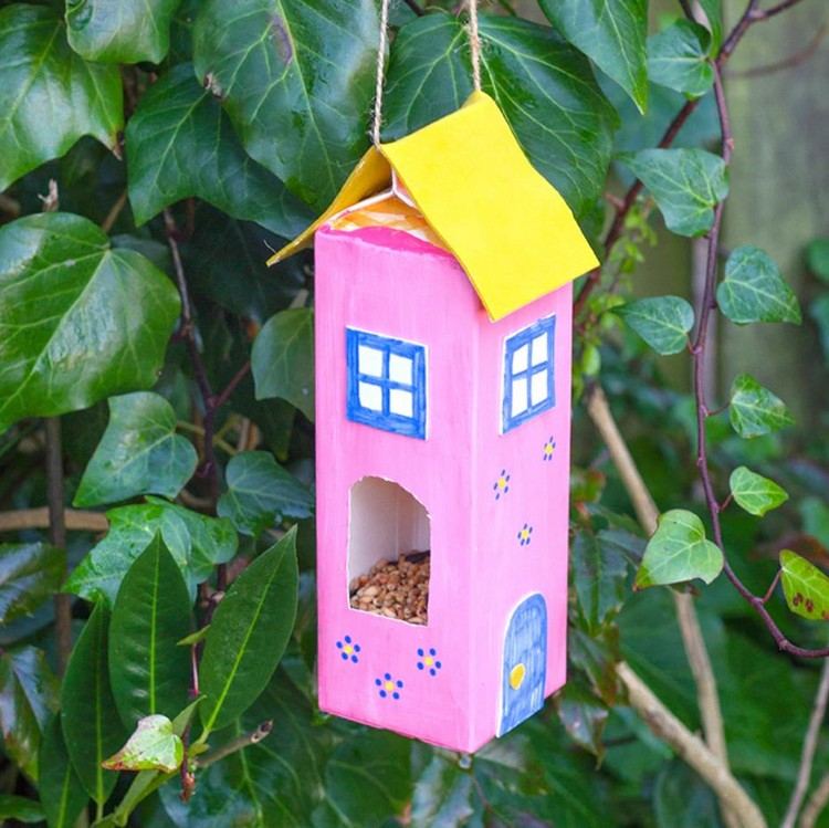 DIY fågelmatare från mjölkkartong lätt hantverksidé