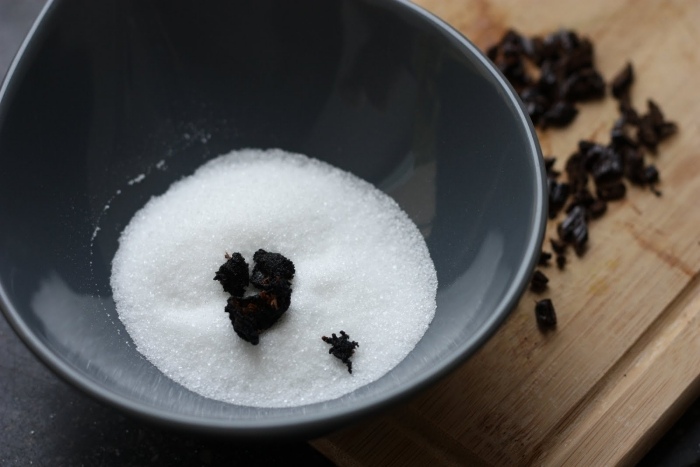 Vaniljmånar-vanilj-skida-med-strösocker-gör-själv-vanilj-socker