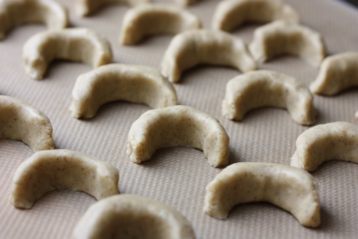 Lägg redan formad vanilj-croissanter-på-en-bakplåt-fodrad-med-bakpapper