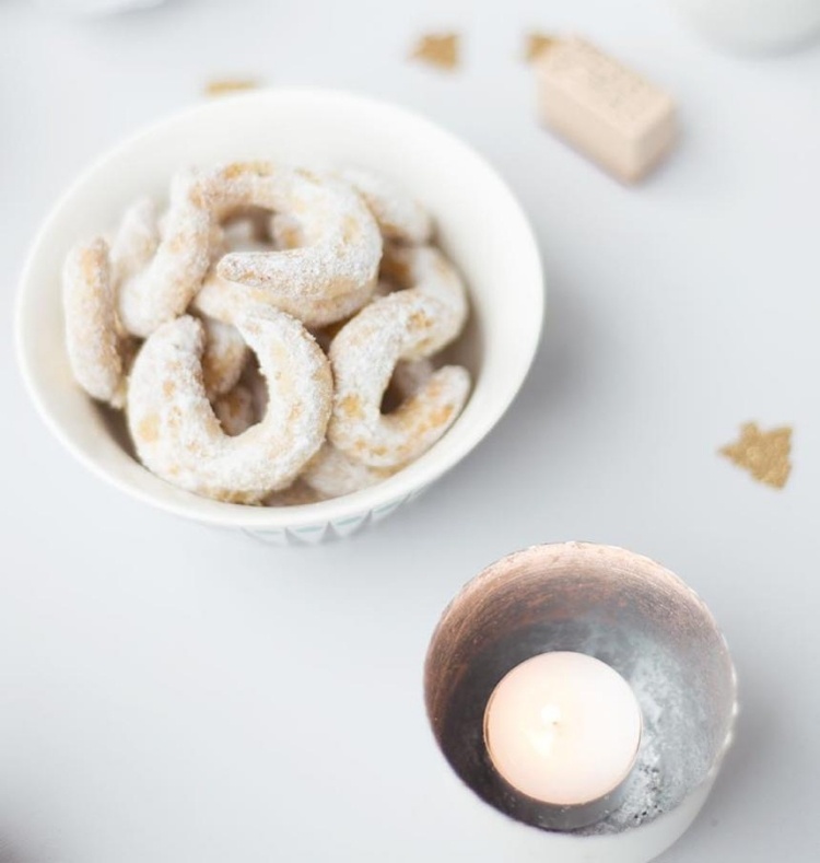 Klassisk-av-jul-kakor-recept-för-vanilj-croissanter-rullade-i-socker