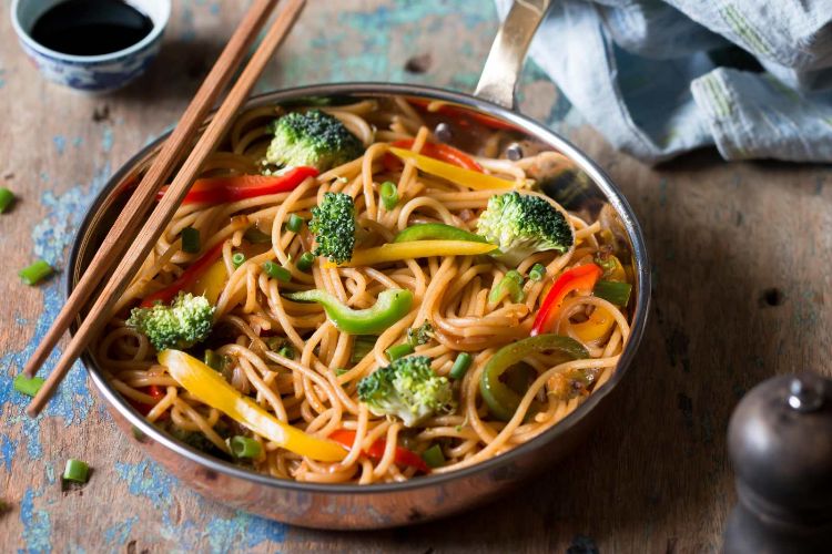 enkla wokrecept för nybörjare som lagar mat i wokpannan hälsosamma måltider vegetariska grönsaker rejält kött kinesisk asiatisk chow mein