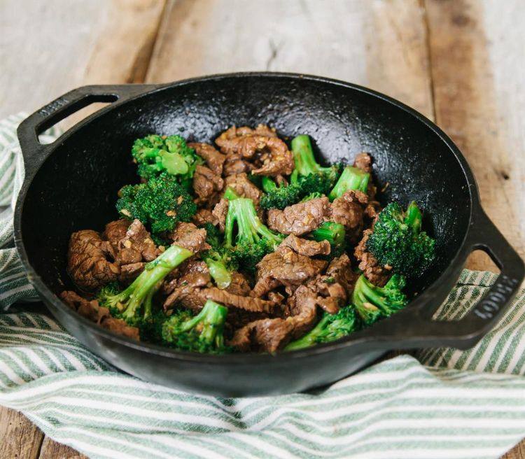 enkla wokrecept för nybörjare som lagar mat i wokpannan hälsosamma måltider vegetariska grönsaker rejält kött kinesisk broccoli gjutjärn