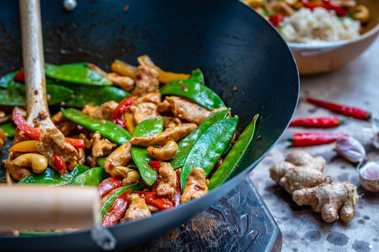 enkla wokrecept för nybörjare som lagar mat i wokpannan hälsosamma måltider vegetariska grönsaker rejält kött kinesisk ingefära vitlök het