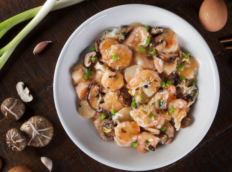 enkla wokrecept för nybörjare som lagar mat i wokpannan hälsosamma måltider vegetariska grönsaker ägg vårlökssvamp