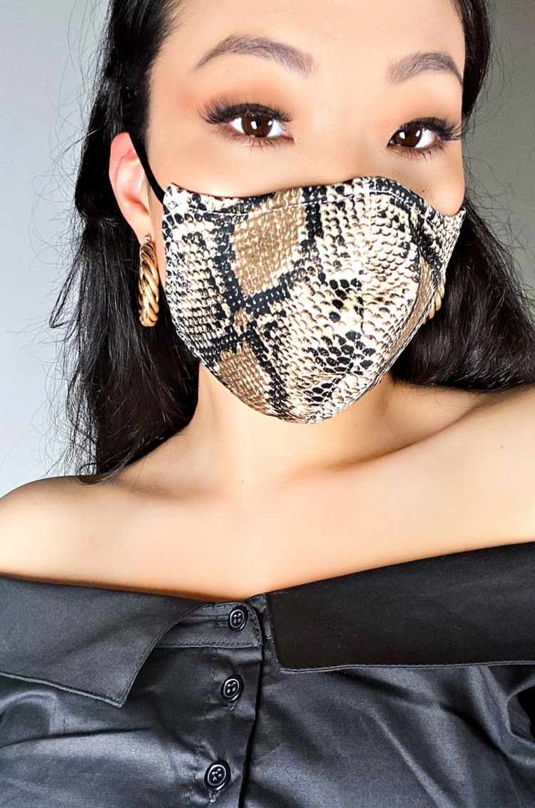modern ansiktsmask med ormskinnsmönster