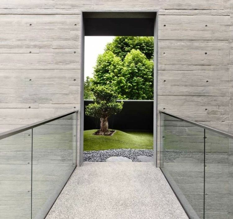 Fristående hus stor trädgård innergård lövträd korridor glasräcke