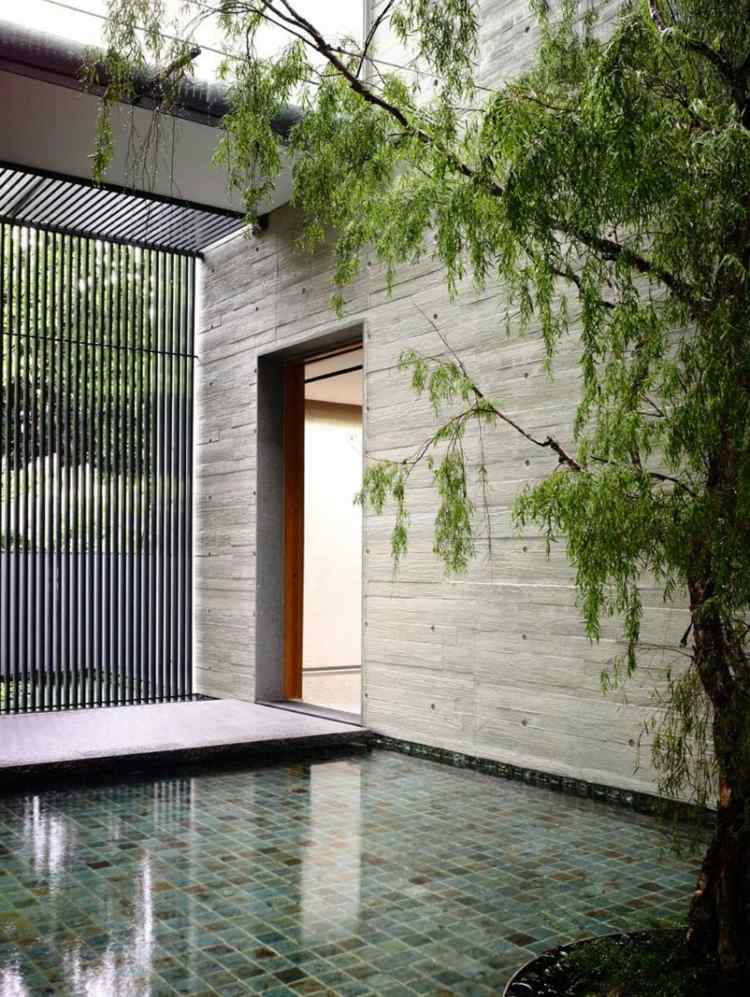 Fristående hus stor trädgård pool sten fasad sekretess skärm metall