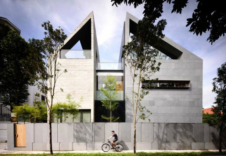 Enfamiljshus med stor trädgård Arkitekthus med takmonterade glasfronter