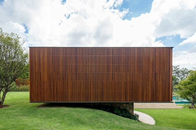Arkitektur massivt hus natursten bas fasad design trä