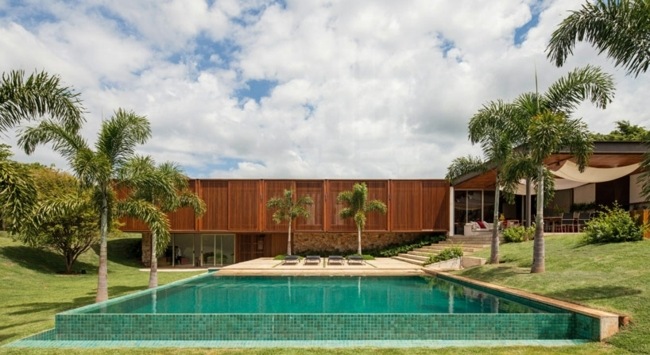 Fritidshus pool palmer Brasilien trä fasad