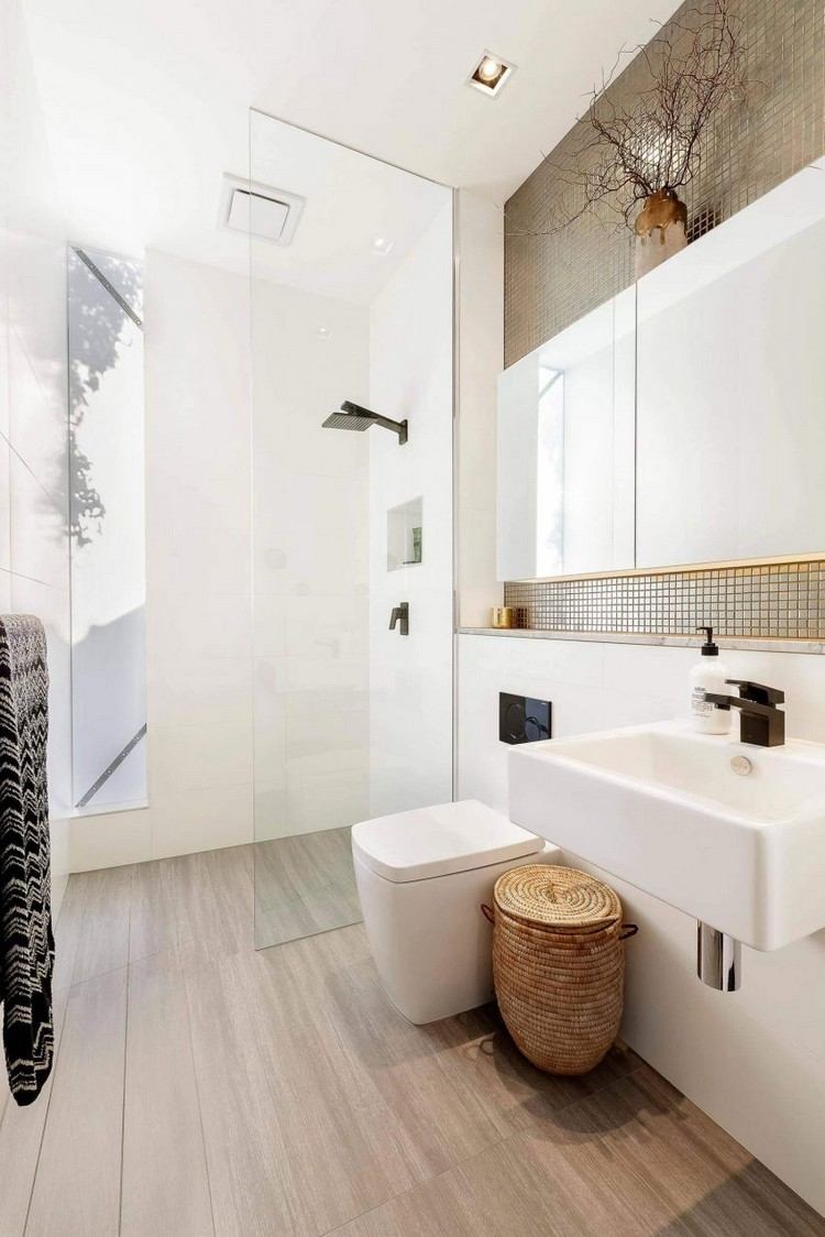 enfamiljshus-badrum-vit-duschkabin-glasvägg