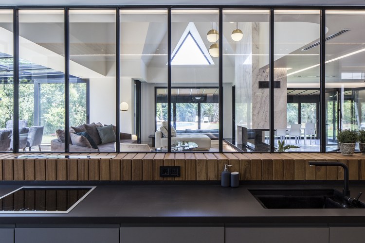 Enfamiljshus med stålram glasvägg kök trä fönsterbrädan