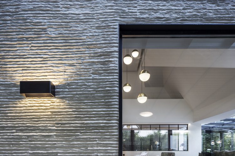 Enfamiljshus med stålram fasad natursten klädd belysning spotlights entré