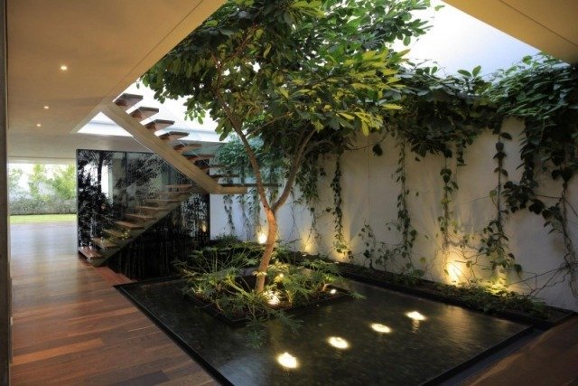 Husets entréidéer för designbelysning, yttre trappor, plantering av innergård