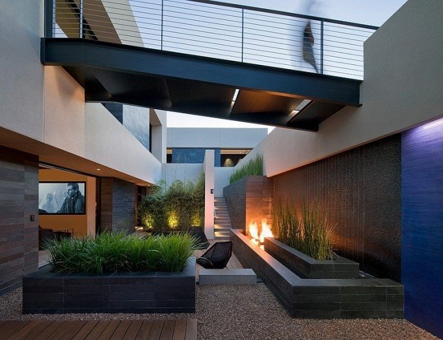 Entréområde design öppen spis terrass design sittgrupp blomsterbäddar bro gångväg