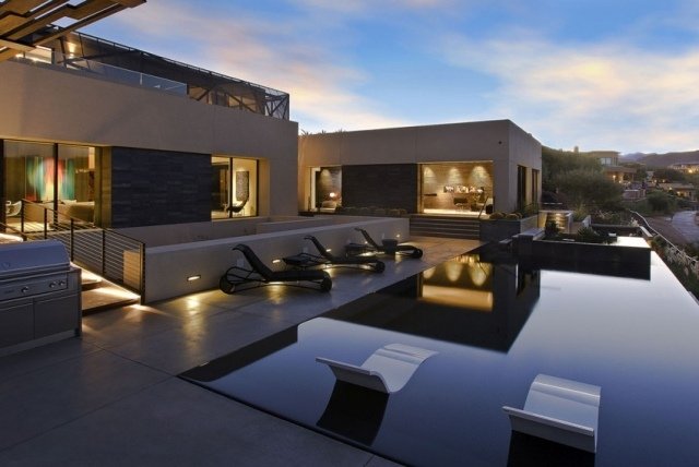 Platt tak hus moderna infinity pool stolar utomhus lounge belysning