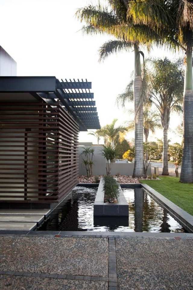 Hus med träklädd vatten trädgård innergård palm trädgård design