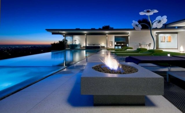 Designerhus infinity pool utomhus design öppen spis öppen sittgrupp