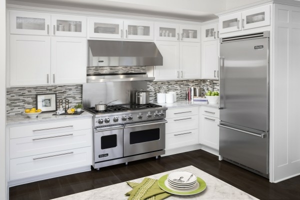 vit-och-rostfritt-stål-möbler-kök-moderna-köks-apparater