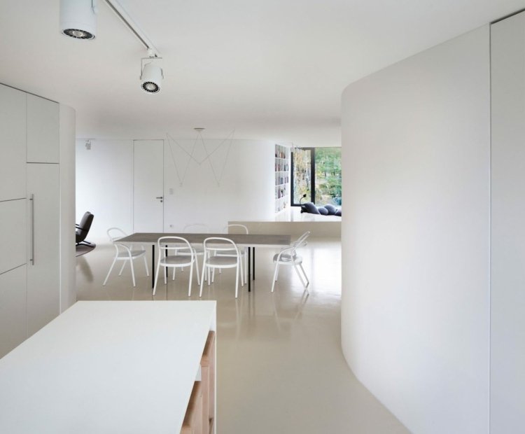 Vardagsrumsdel i vardagsrummet rundväggiga-matbord-vita stolar