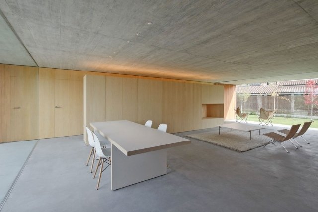 minimalistiskt platt tak hus möbler betong trä vardagsrum