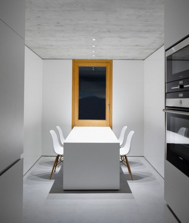hus betong trä matsal minimalistisk matbord vitt
