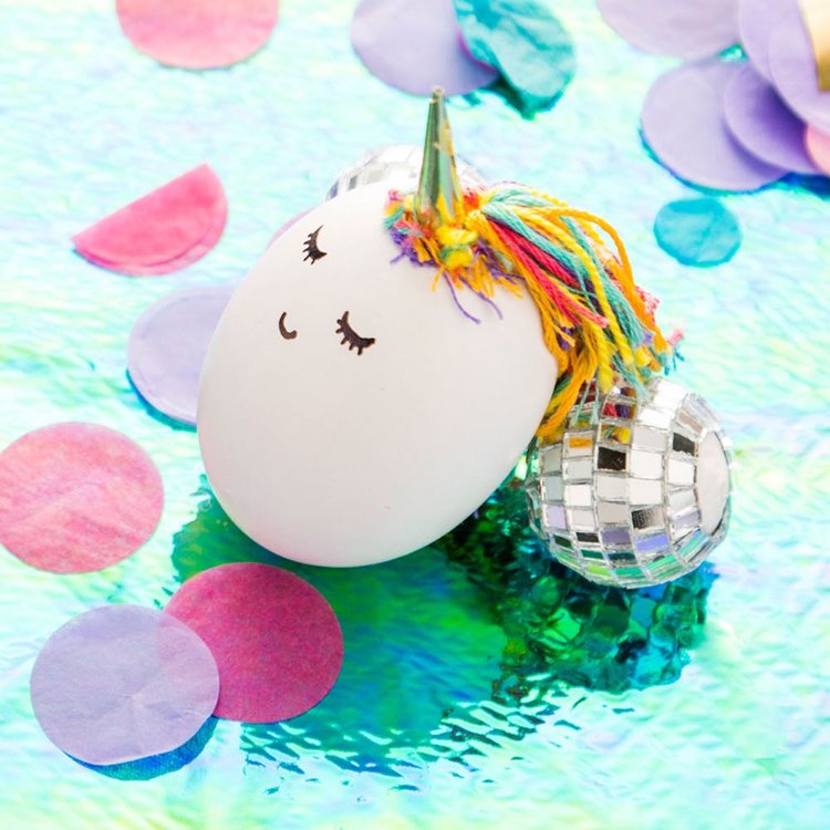 Unicorn påskägg gör enhörning färgglada manstrikgarn