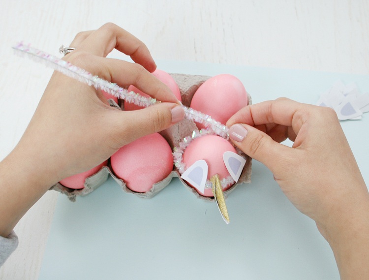 Unicorn påskägg gör själv pappersöron rosa