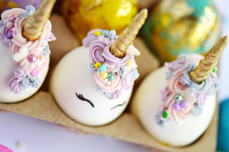 Unicorn påskägg Chokladägg blommor dekorera teckensnitt
