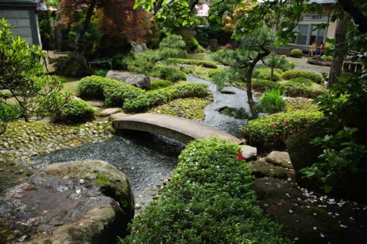 liten-sten-bro-japansk-trädgård