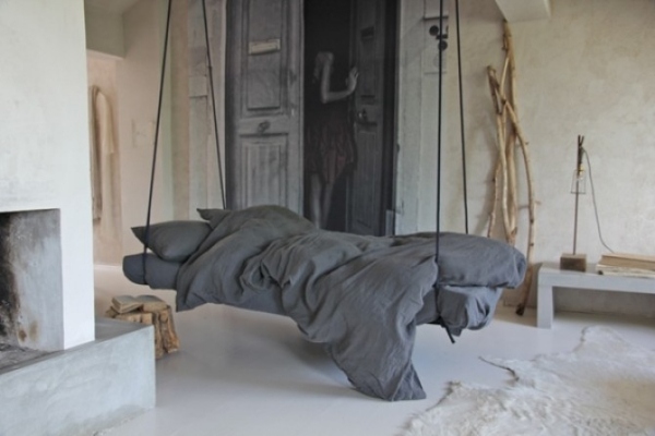 Inomhus hängande säng - grå sängkläder i skandinavisk stil