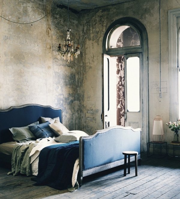 dröm säng sänggavel stoppad väggdesign vintage effekt plankgolv