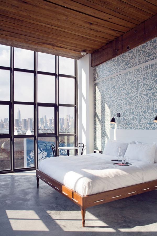 Sovsäng trästomme-vita sängkläder fönster från golv till tak