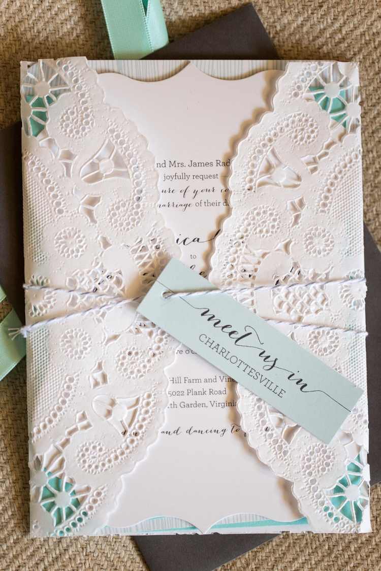 Bröllopskort -vit-spets-doilies-blå-etikett-anbud