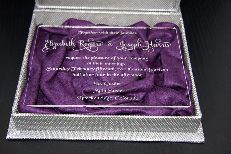 inbjudningskort-till-bröllopet-akryl-plexiglas-gravyr-lila-tyg-silver-låda