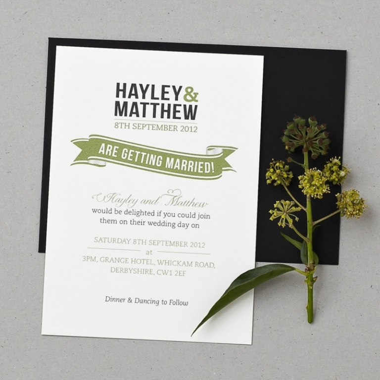 inbjudningskort för bröllop svart kuvert äng blomma idé