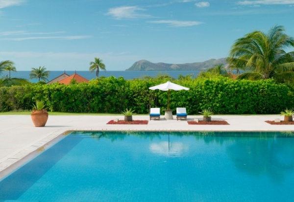 Hotellkomplex vid havet-poolen Amanpulo Resort