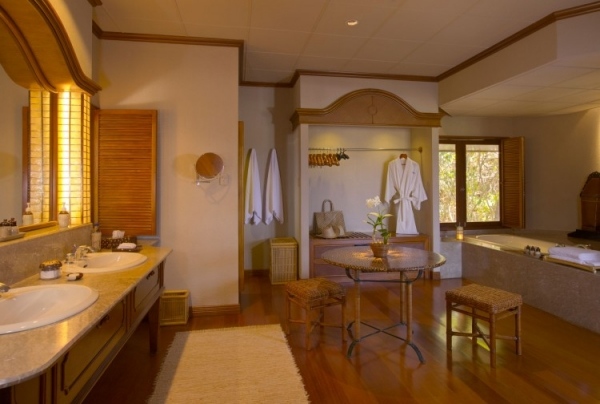 Badrum Beach Villa Palawan inredning trägolv