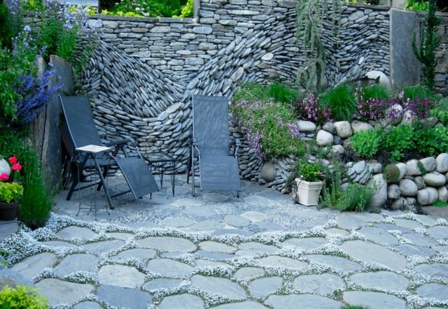 Trädgård-sekretess-skydd-vägg-med-stenar-naturalistisk-hålls-uteplats